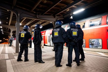 Stundenlang: Polizei stoppt Regionalzug und durchsucht hunderte HSV-Fans