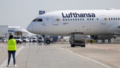 Die Lufthansa-Maschine des Typs Boeing 787-9 steht auf dem Rollfeld am Frankfurter Flughafen.