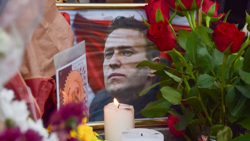 An einer Gedenkstätte gegenüber der russischen Botschaft in London haben Passanten Blumen, Kerzen, und Karten für den Kremlkritier Alexej Nawalny niedergelegt.