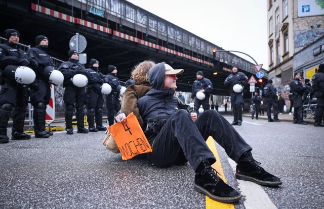 Mit Blockaden wollen Demonstrierende den Beginn der Abrissarbeiten an der Hamburger Sternbrücke verhindern. Die alte Brücke muss aufgrund umstrittener Baupläne der Bahn weichen.