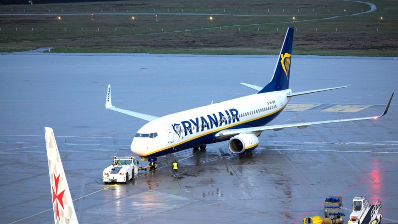 Eine Passagiermaschine der Fluggesellschaft Ryanair auf dem Flughafen Köln/Bonn.