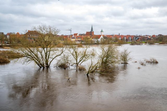 Hier steht das Wasser bis zum Hals: Die Lage in der Altstadt von Verden in Niedersachsen bleibt angespannt.