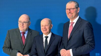 BDA-Hauptgeschäftsführer Steffen Kampeter (l-r), Bundeskanzler Olaf Scholz und Arbeitgeberpräsident Rainer Dulger in Berlin.