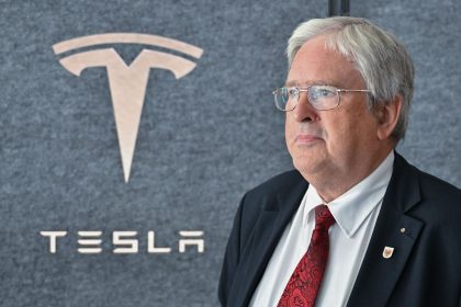 Jörg Steinbach, Wirtschaftsminister von Brandenburg, nimmt am Start des Ausbildungsjahres in der Tesla Gigafactory Berlin-Brandenburg teil.