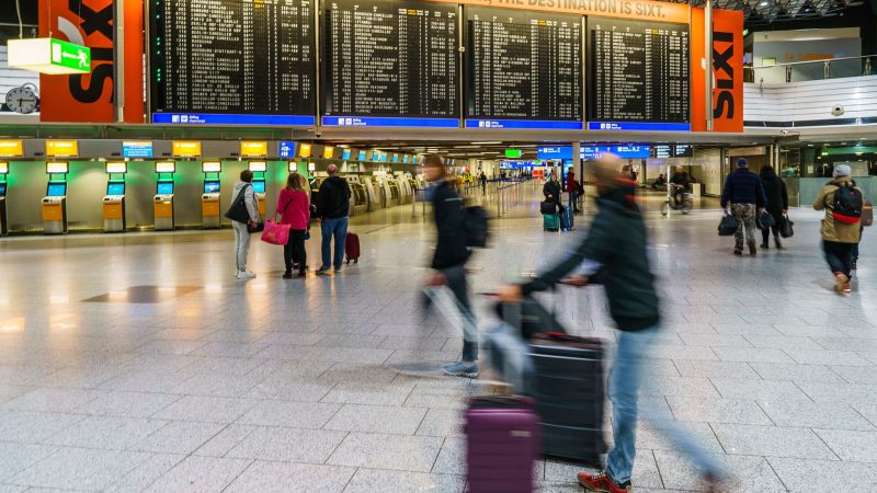 Reisende gehen durch die Abflughalle des Flughafens Rhein-Main. Der Warnstreik des Bodenpersonals der Lufthansa ist beendet. Die Tarifgespräche mit Verdi werden fortgesetzt.