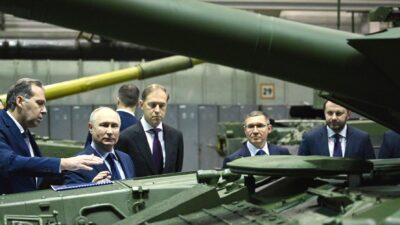 Wladimir Putin (3.v.l) besucht die Forschungs- und Produktionsgesellschaft Uralwagonsawod (Uralwaggonwerk).