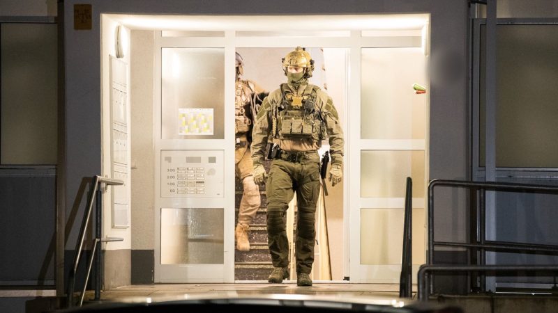 Einsatzkräfte der Polizei verlassen ein Gebäude in Düsseldorf.
