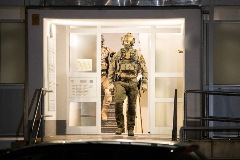 Einsatzkräfte der Polizei verlassen ein Gebäude in Düsseldorf.