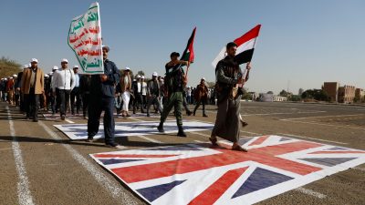 Feindliche Flaggen unter Füßen: Neu rekrutierte Huthi-Kämpfer während eines Protestmarschs in Sanaa gegen die Angriffe auf Ziele der Huthi im Jemen und gegen die Palästinenser.