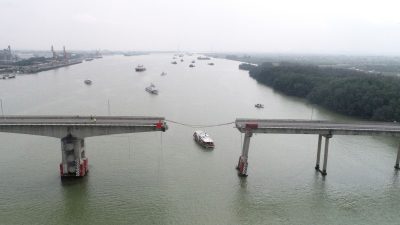Frachtschiff rammt Brücke in Südchina – mindestens zwei Tote