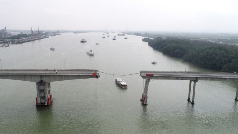In Guangzhou hat ein Frachtschiff die von Autos befahrene Lixinsha-Brücke gerammt und sie damit teilweise zum Einsturz gebracht. Infolge des Unfalls sind mindestens zwei Menschen ums Leben gekommen, drei weitere werden noch vermisst.