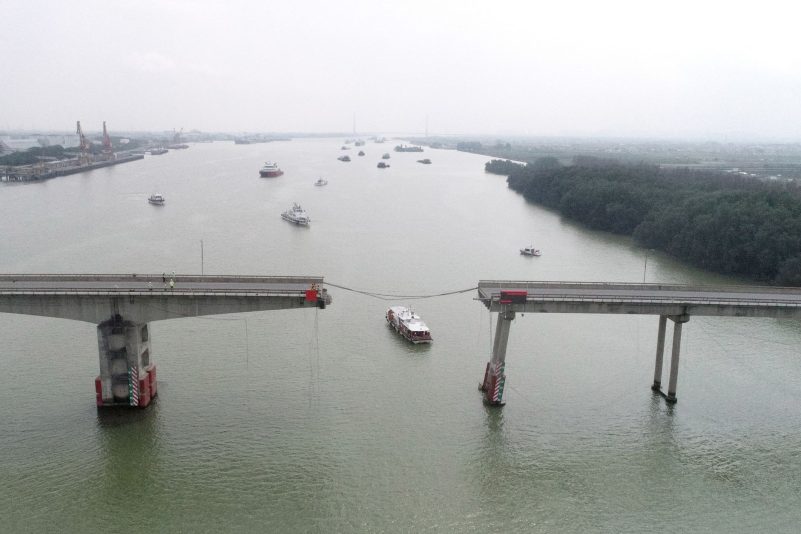 In Guangzhou hat ein Frachtschiff die von Autos befahrene Lixinsha-Brücke gerammt und sie damit teilweise zum Einsturz gebracht. Infolge des Unfalls sind mindestens zwei Menschen ums Leben gekommen, drei weitere werden noch vermisst.