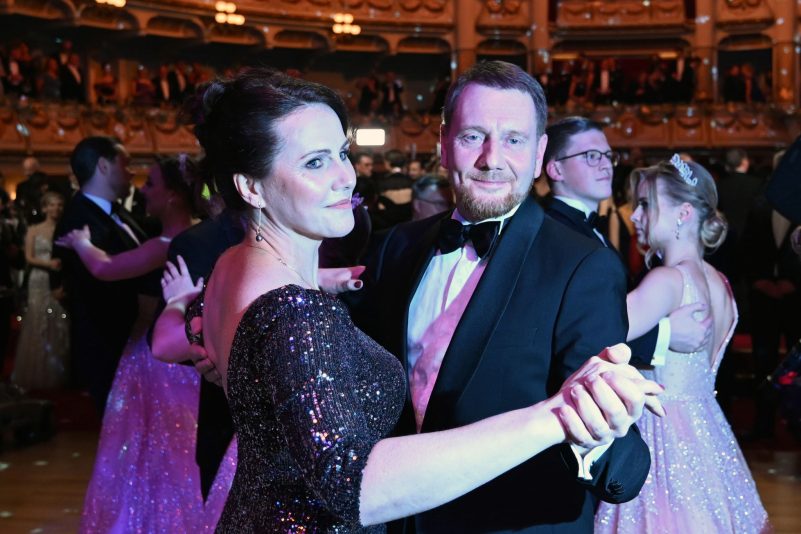 Sachsens Ministerpräsident Michael Kretschmer und seine Frau Annett Hofmann tanzen den Eröffnungswalzer.