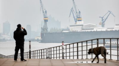 Blick auf den Hamburger Hafen: Nach vorläufigen Daten schrumpfte die Wirtschaftsleistung im vierten Quartal zum Vorquartal um 0,3 Prozent.