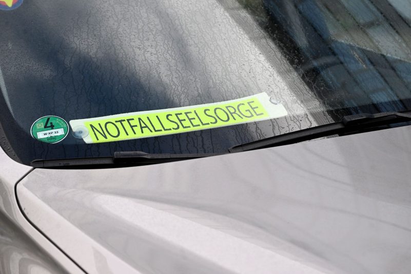 Notfallseelsorge ist an einer Schule vor Ort. In Wuppertal sind an einer Schule mehrere Schüler verletzt worden.
