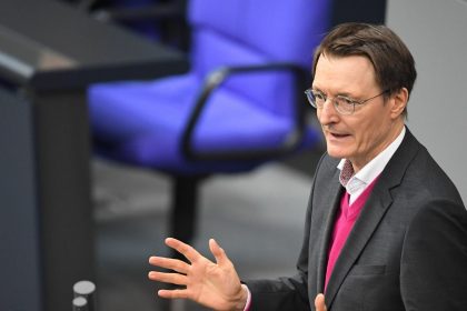 Gesundheitsminister Karl Lauterbach spricht bei der Debatte zum Gesetz zur kontrollierten Freigabe von Cannabis im Bundestag.