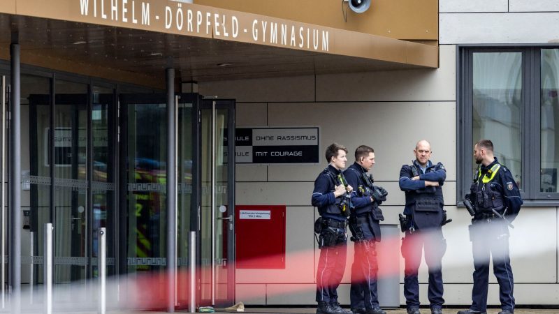 Bei der Amoktat an einem Wuppertaler Gymnasium sind vier Schüler durch Messerstiche verletzt worden.