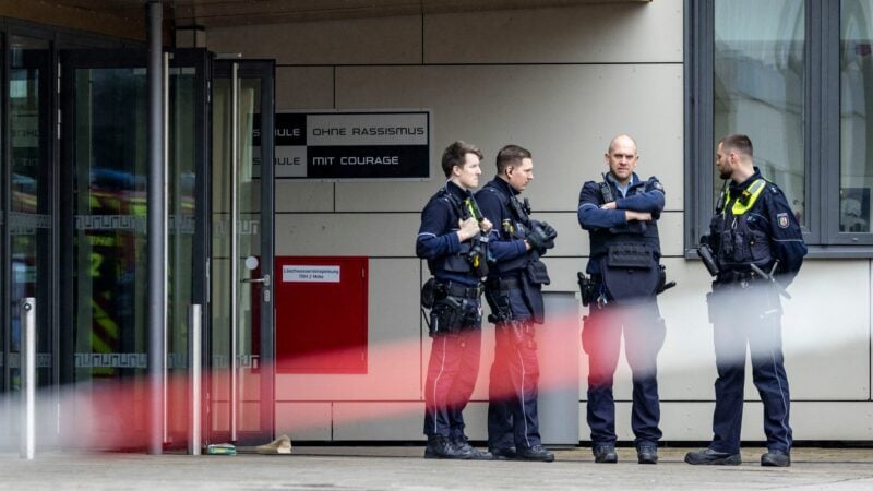 Bei der Amoktat an einem Wuppertaler Gymnasium sind vier Schüler durch Messerstiche verletzt worden.