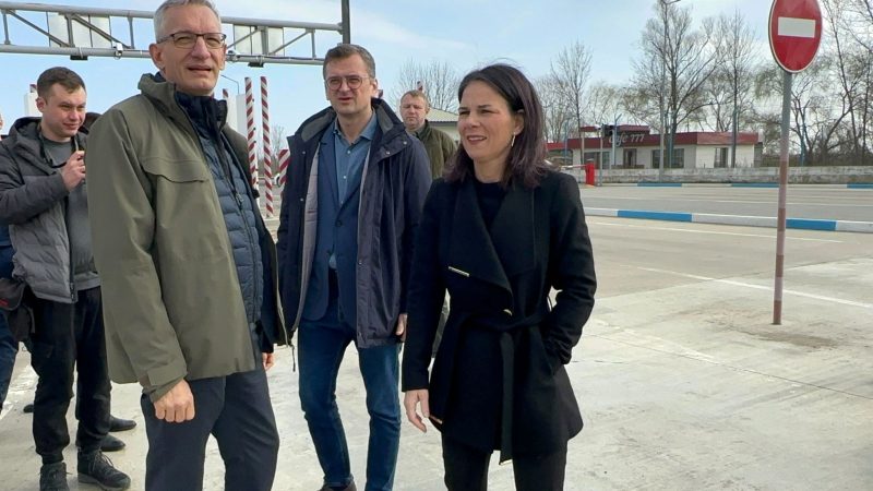 Außenministerin Annalena Baerbock zusammen mit ihrem ukrainischen Amtskollegen Dmytro Kuleba am Grenzübergang Palanca in Moldau.