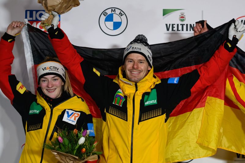 Die Skeletonis Hannah Neise und Christopher Grotheer feiern den WM-Sieg im Mixed.