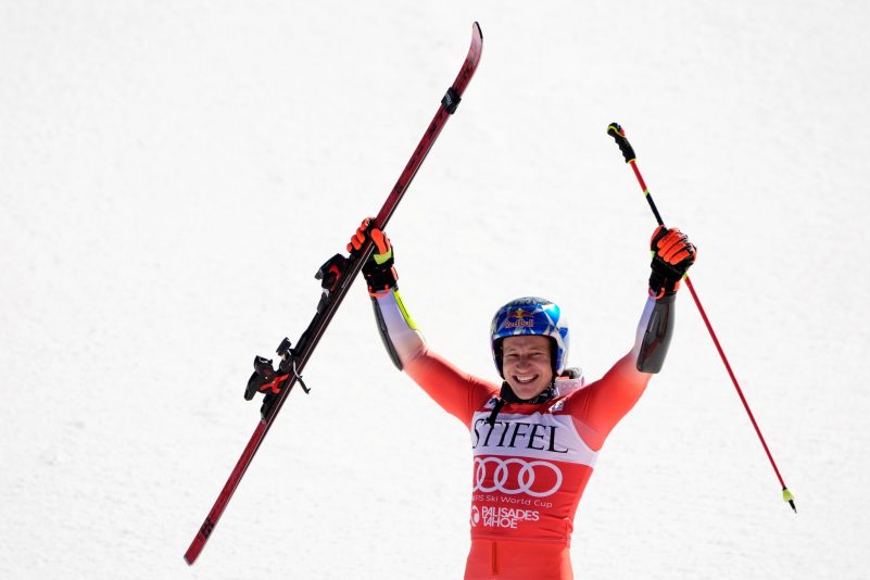 Der Schweizer Marco Odermatt verwies in einem hochklassigen Duell den Norweger Henrik Kristoffersen auf Platz zwei.