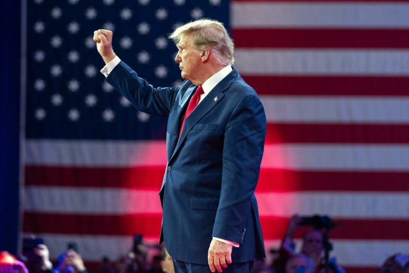 Der frühere US-Präsident Donald Trump hat die Vorwahl zur Präsidentschaftskandidatur der Republikaner in South Carolina gewonnen. Seine Konkurrentin Nikki Haley, die einst Gouverneurin des konservativen Bundesstaats war, fuhr wie erwartet eine Niederlage ein.