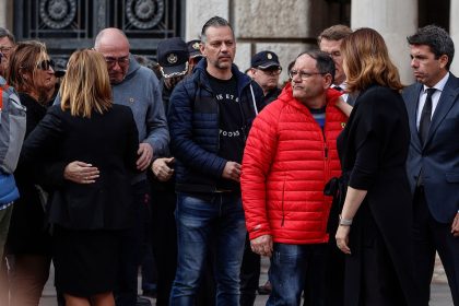 Der Held ist der Hausmeister – er bietet Spanien nach Feuerinferno etwas Trost