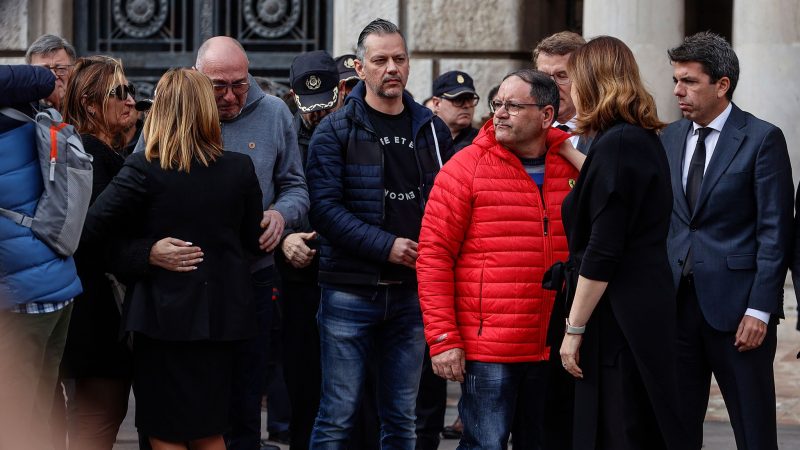 Ein Held mit roter Winterjacke: Hausmeister Julián bemerkte das Feuer in einem Wohnhaus in Valencia frühzeitig und warnte die Bewohner und Bewohnerinnen.