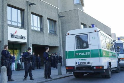 Berlin: Polizei riegelt Notaufnahme mit Maschinenpistolen ab