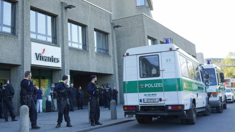 Polizisten bewachen das Urban-Krankenhaus in Berlin. (Symbolbild/Archivbild).