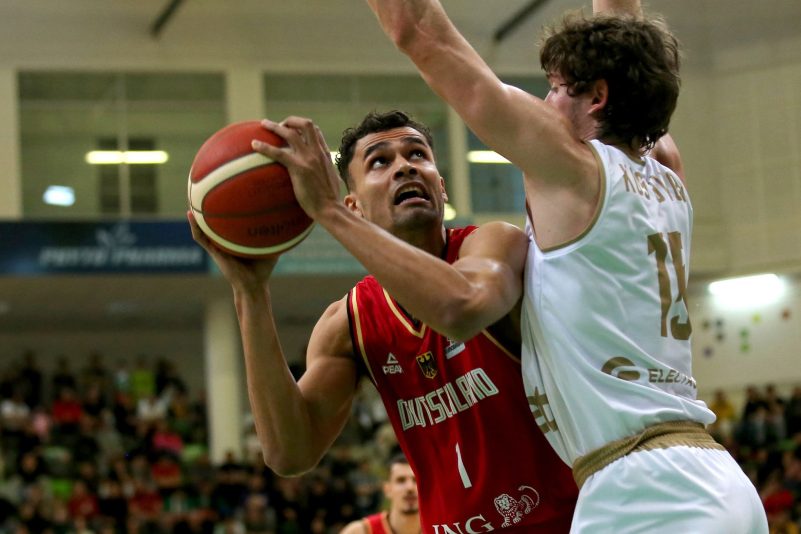 Das DBB-Team um Oscar da Silva (l) kassierte in Bulgarien eine überraschende Niederlage.