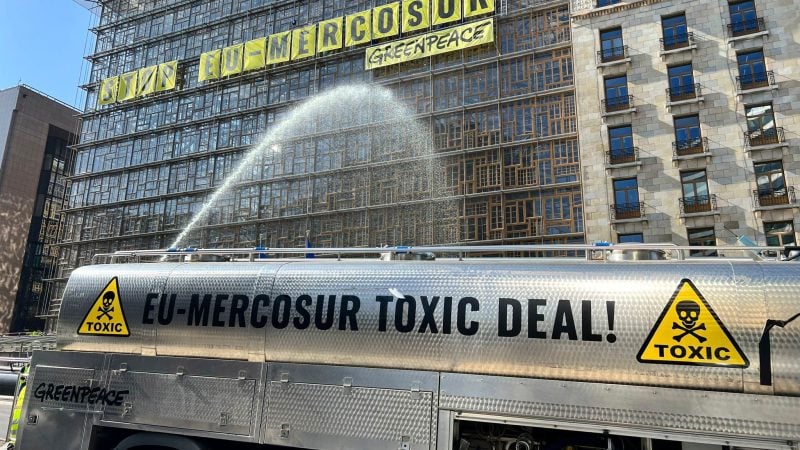 Die Umweltschützer von Greenpeace bringen ihren Unmut über das geplante EU-Mercosur-Abkommen zum Ausdruck.