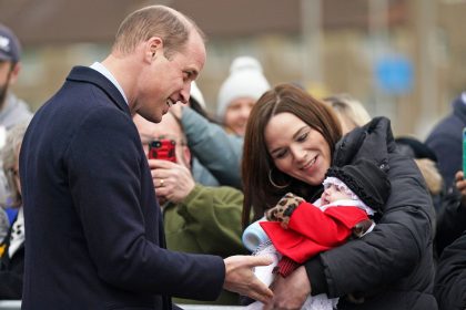 Warum wir Babys links wiegen und Kleinkinder rechts tragen