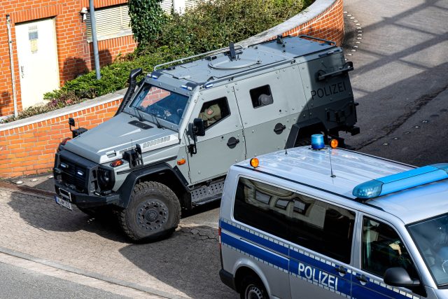 Ein gepanzertes Fahrzeug der Polizei verlässt den Hof des Amtsgerichts in Verden. Zielfahnder des LKA Niedersachsen haben am Montagnachmittag mutmaßlich die frühere RAF-Terroristin Daniela Klette festgenommen.