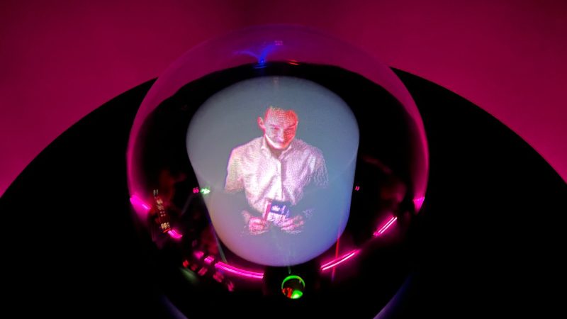 Die Telekom präsentiert auf der Mobilfunk-Messe Mobile World Congress in Barcelona einen Router mit Glaskugel, der Hologramm-Telefonie ermöglichen soll.
