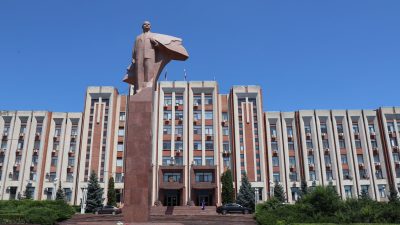 Lenin-Statue vor dem Parlamentsgebäude in Tiraspol im Separatistengebiet Transnistrien.