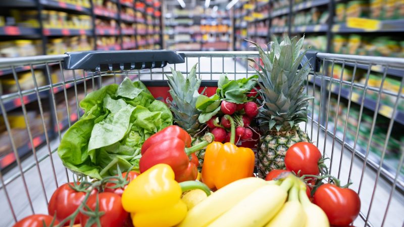 Teure Lebensmittel: Im vergangenen Jahr war die Belastung der Menschen durch die Inflation trotz eines Rückgangs vergleichsweise hoch.