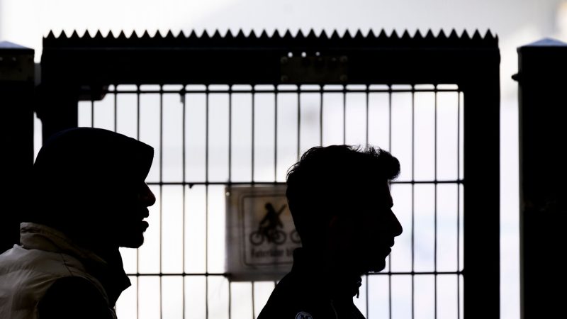 Zwei Männer stehen vor der Landesaufnahmebehörde Niedersachsen: Derzeit herrscht Uneinigkeit über eine Arbeitspflicht für Asylbewerber.