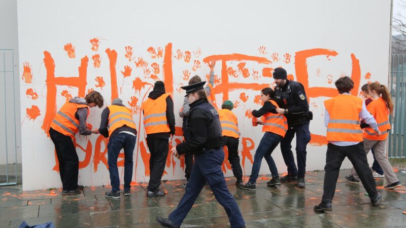Polizeieinsatz am Kanzleramt, Aktivisten der Letzten Generation beschmieren die Fassade des Bundeskanzleramts am 2. März 2024. Foto: Letzte Generation