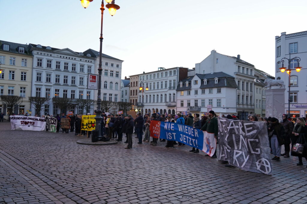 Demonstranten demonstrieren am 16.03.2024 anlässlich des Auftritts von Götz Kubitschek im Schweriner Rathaus 