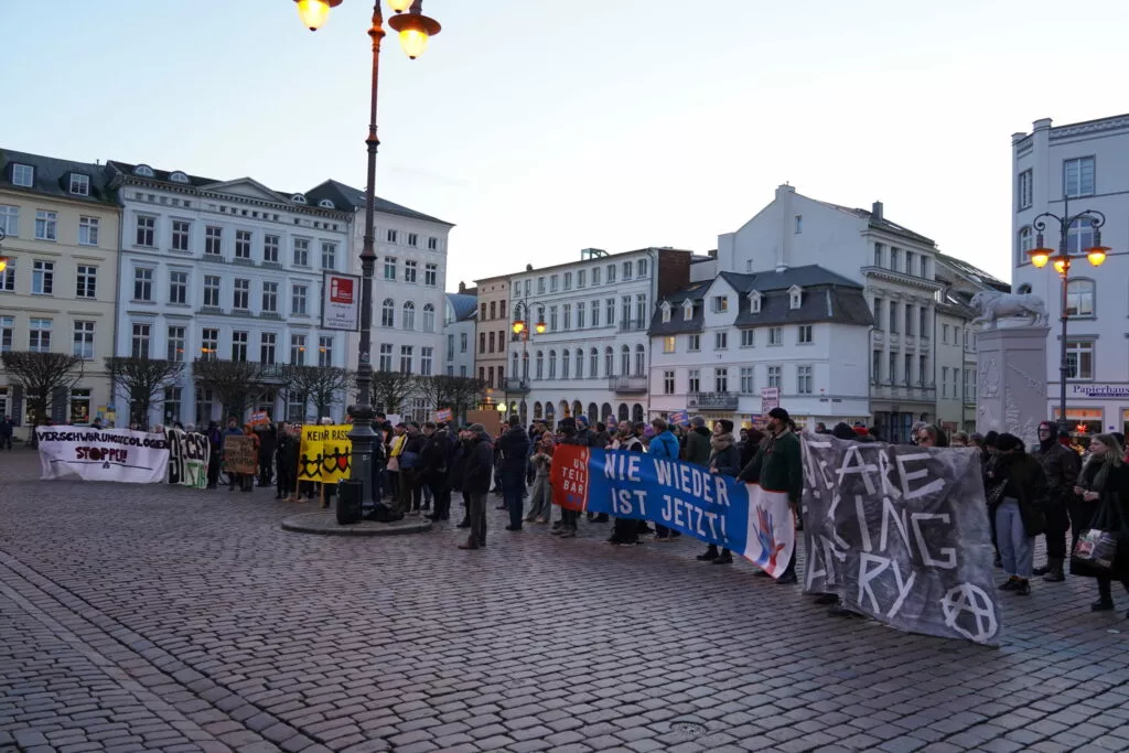 Demonstranten demonstrieren am 16.03.2024 anlässlich des Auftritts von Götz Kubitschek im Schweriner Rathaus