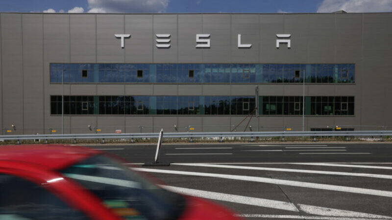 Terror gegen Tesla: Auch Supermärkte betroffen – Angst vor weiteren Anschlägen