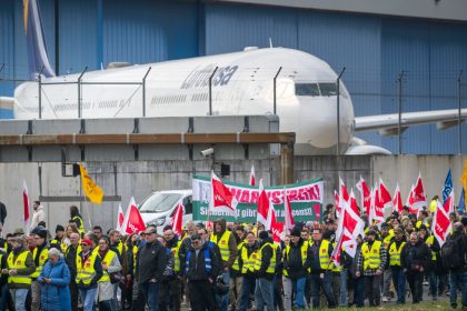 Lufthansas Nettogewinn im zweiten Quartal nahezu halbiert
