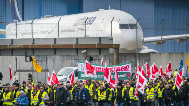 Doppelstreik: Notfallplan bei der Bahn – Lufthansa-Kabinenpersonal in Frankfurt streikt