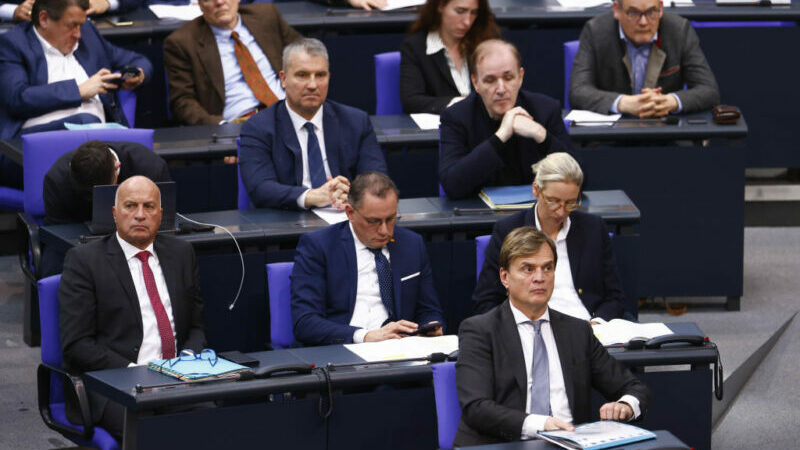 Identitäre Bewegung von AfD als „rechtsextrem“ gekennzeichnet – trotzdem Mitarbeiter im Bundestag?