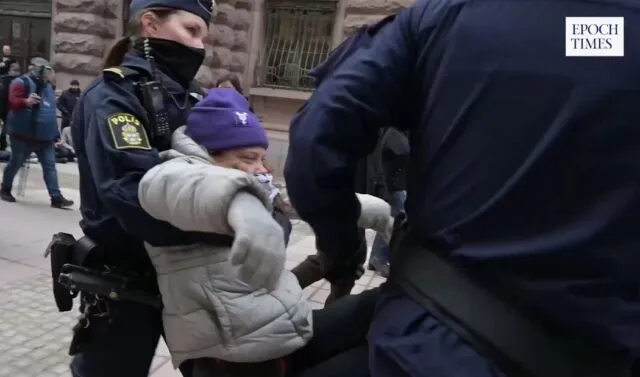 13. Februar 2024: Klima-Aktivistin Greta Thunberg wird vom Stockholmer Reichstag weggetragen.