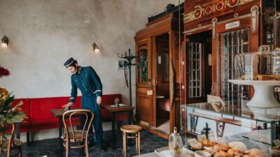 Elektriker eröffnet Café mit Originalfahrstühlen aus der Zeit der Belle Époque