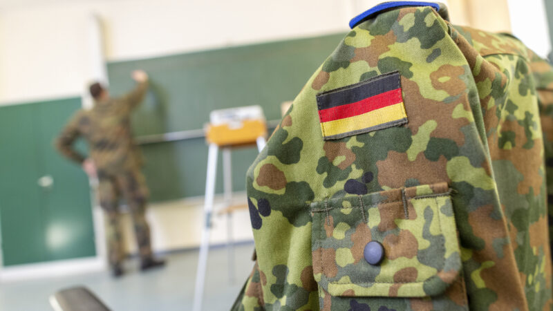 Bundesbildungsministerin Bettina Stark-Watzinger will, dass Schulen ein „unverkrampftes Verhältnis zur Bundeswehr“ entwickeln. Foto: iStock