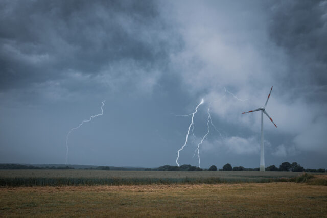 Windkraftanlagen in Deutschland werden im Schnitt 0,6 bis einmal pro Jahr vom Blitz getroffen.