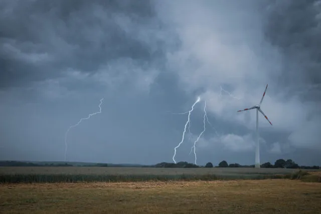Windkraftanlagen in Deutschland werden im Schnitt 0,6 bis einmal pro Jahr vom Blitz getroffen.